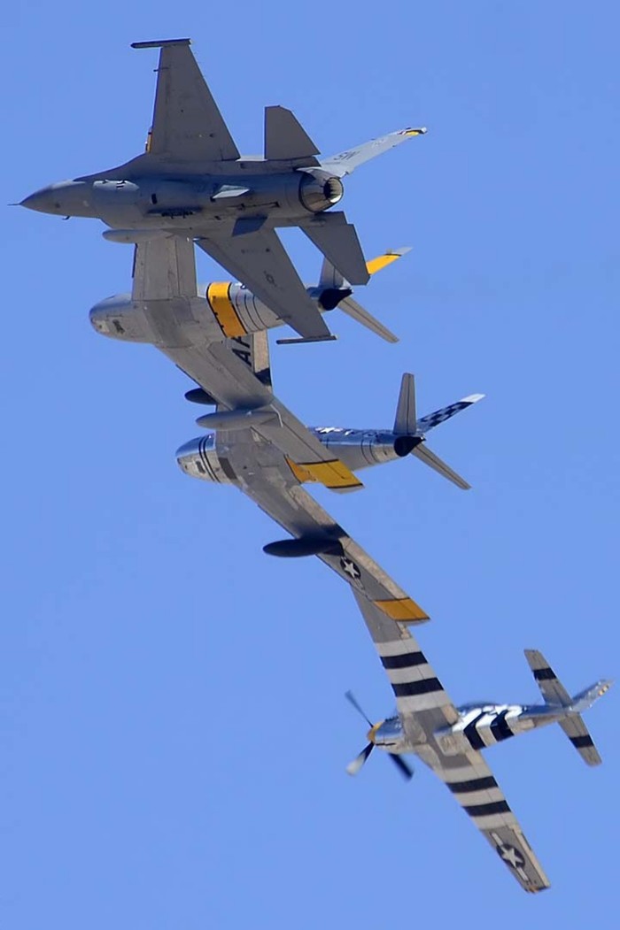 F-86 Sabre đọ dáng cùng các chiến cơ